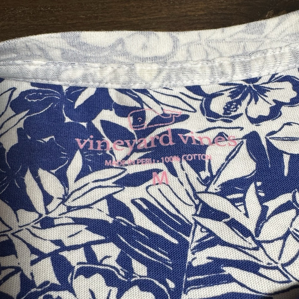 Vineyard Vines Mens M Tropical TShirt Interior Floral Navy Print‎ Short Sleeve - Picture 3 of 5